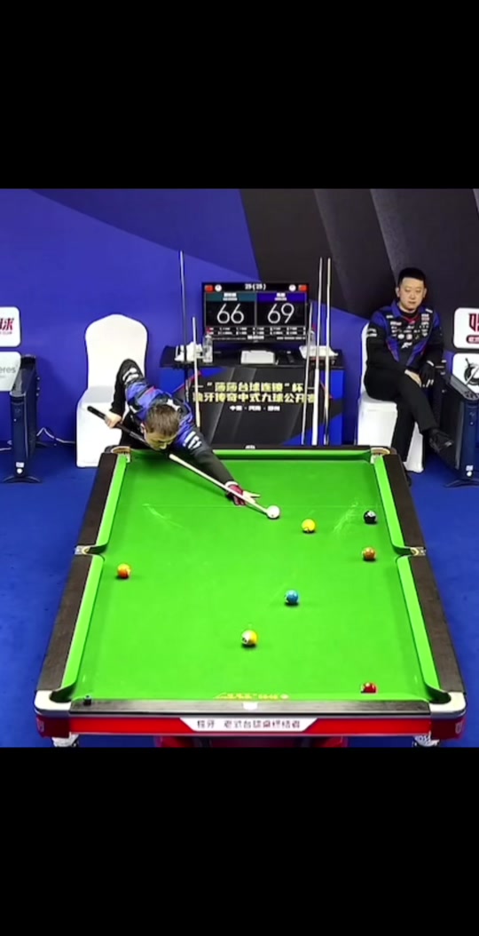 她通过学院 她通过学院